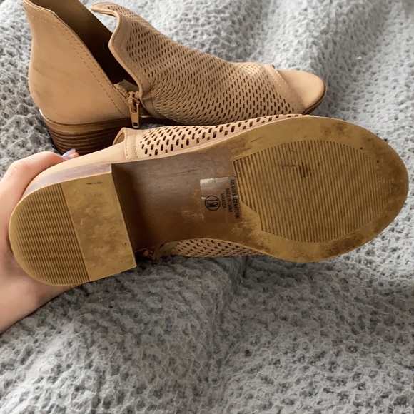 Unr8ed sandal with a little heel. - Picture 2 of 3